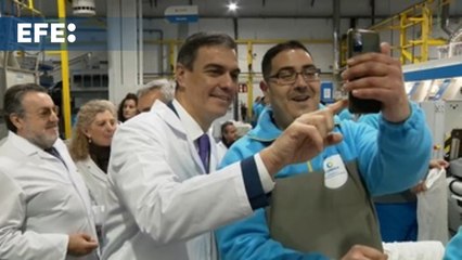 Sánchez visita una lavandería de ILUNION en el día en el que se reforma la Constitución