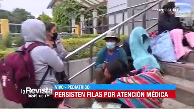 Padres de familia duermen en las puertas del Maternológico de Cochabamba en busca de atención médica para sus hijos