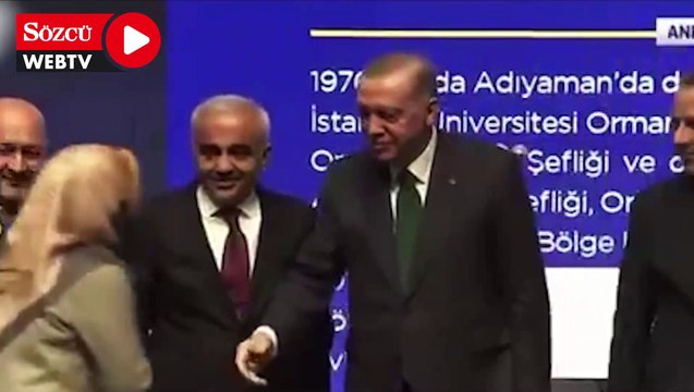 Erdoğan'ın eli havada kaldı