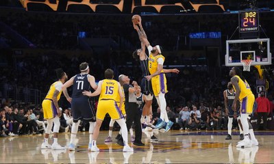 ليكرز يتخطّى عقبة مافريكس