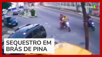 Veja o momento em que adolescente é sequestrado por homens armados em Brás de Pina, no RJ