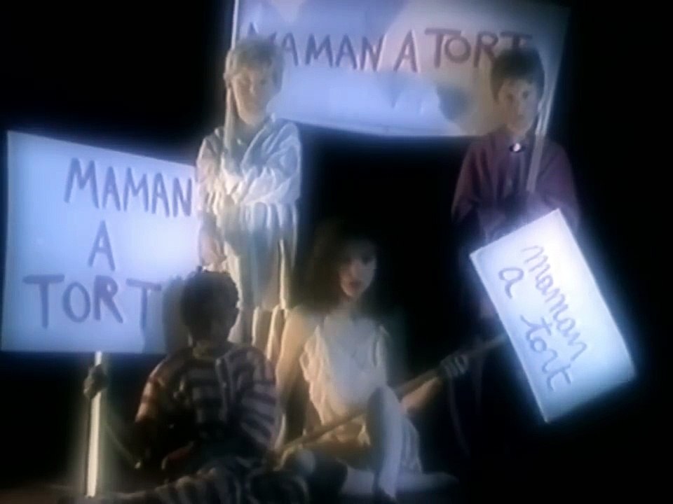 Mylène Farmer : son premier clip "Maman a tort"