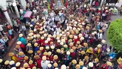 Messico, show di colori e musica: i ballerini mascherati "Parachicos" sfilano per strada