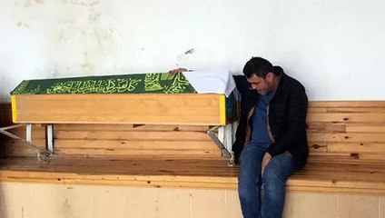 Kocaeli'de iş makinesinin altında kalan bebeğinin tabutu başında taziyeleri kabul etti