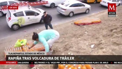 Vuelca tráiler de refrescos en Tlalnepantla, pobladores hacen rapiña
