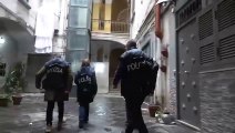 Aggressione per una spilla antifascista, militanti CasaPound arrestati a Napoli. Perquisita la sede del movimento