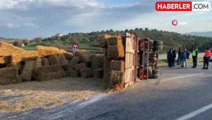 Gönen'de saman yüklü kamyon devrildi