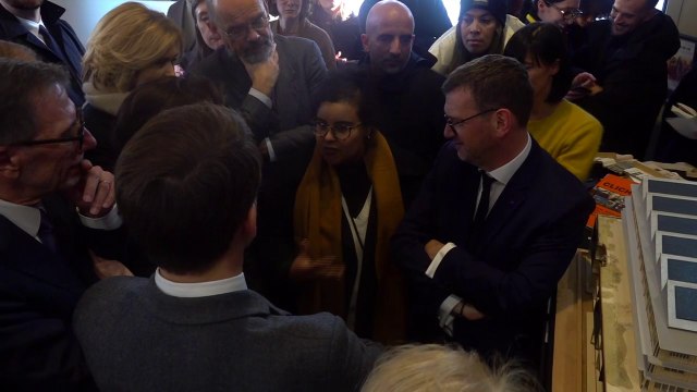 Vous êtes littéralement iconique : une femme s'adresse à Rachida Dati lors de sa visite à Clichy-sous-Bois avec Emmanuel Macron