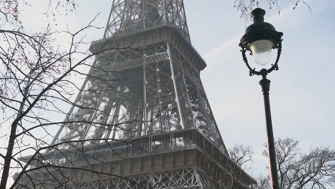 Tourists revel as snow blankets Eiffel Tower and other Paris monuments