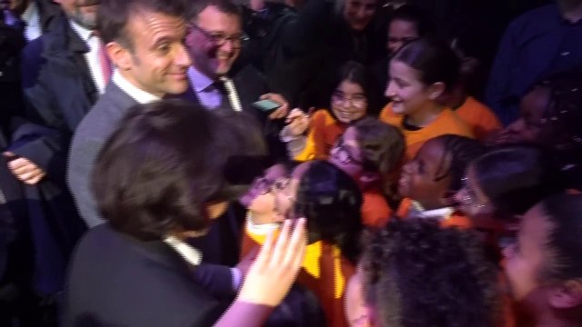 Ça fait quoi d'être célèbre? : Emmanuel Macron échange avec des enfants de Clichy-sous-Bois lors de son déplacement avec Rachida Dati