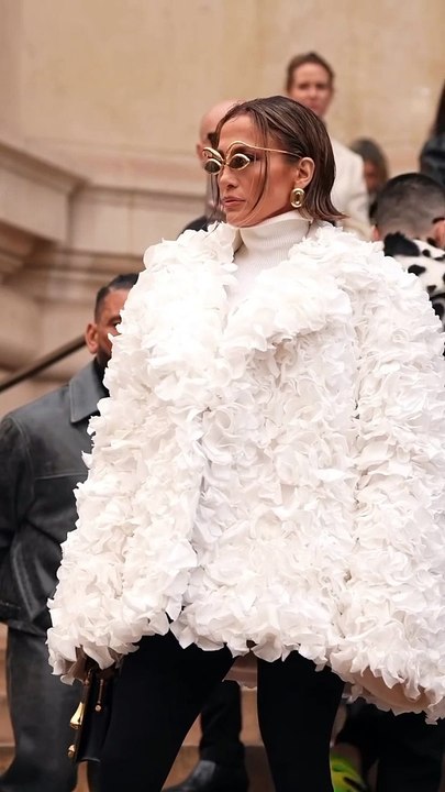 Les jeunes: cachez-vous, #jenniferlopezforever n’a pas dit son dernier mot. La Haute Couture de Paris commence par tout haut : avec @jlo au défilé de @schiaparelli ▪️#paris