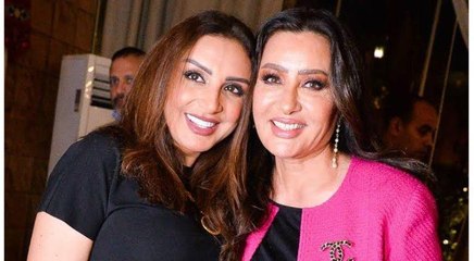 بالصور... أنغام تواسي لطيفة في عزاء والدتها