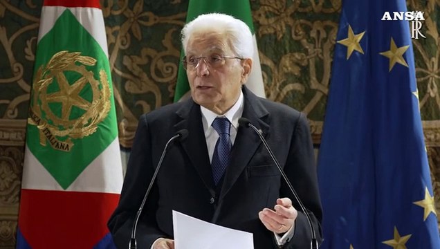 Mattarella: Funzioni pubbliche? Agire con disciplina e onore