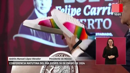 AMLO presume unos tenis que le regalaron unos jóvenes de Tlaxcala