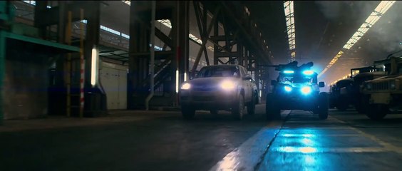 映画『エクスペンダブルズ　ニューブラッド』本編映像 【敵のアジトでカーチェイス編】