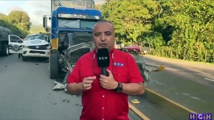 Conductor de pickup queda "atrapado" tras accidente con pesada rastra en la CA-5