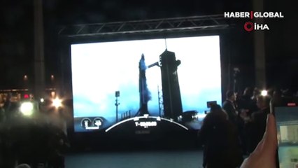 Taksim Meydanı'nda uzay yolculuğu heyecanı! İstanbullular tarihi anı böyle izledi