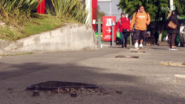 Retiran a medias puente peatonal en Periférico Sur y ponen en riesgo a peatones