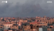 Gaza, il fumo sopra Khan Yunis dopo i nuovi attacchi