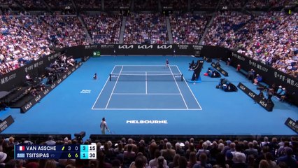 Tsitsipas renvoie quatre smashes de Van Assche et remporte le point