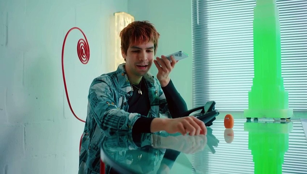 Problemista Trailer OV