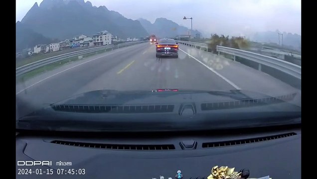 Ce conducteur n'a pas vu le pneu de camion arriver... douloureux pour la voiture