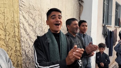 يمدح ويغني.. شاب يدعم سكان المخيم بخان يونس بصوته الشجي