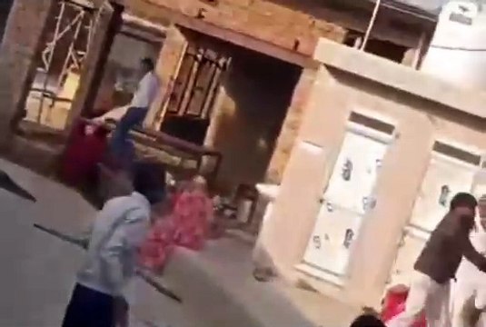 एक ही परिवार के दो पक्षों में खूनी संघर्ष, बेरहमी से चली लाठियां