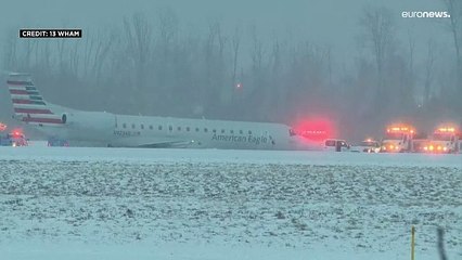 شاهد: انزلاق طائرة مدنية على مدرج كسته الثلوج في روتشيستر في نيويورك