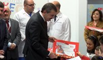 Milli Eğitim Bakanı Yusuf Tekin, Bilkent Şehir Hastanesi'nde öğrencilere karne dağıttı