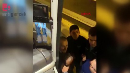 Otobüs şoförü ile muavin kavga etti. Yolcular sinir krizi geçirdi