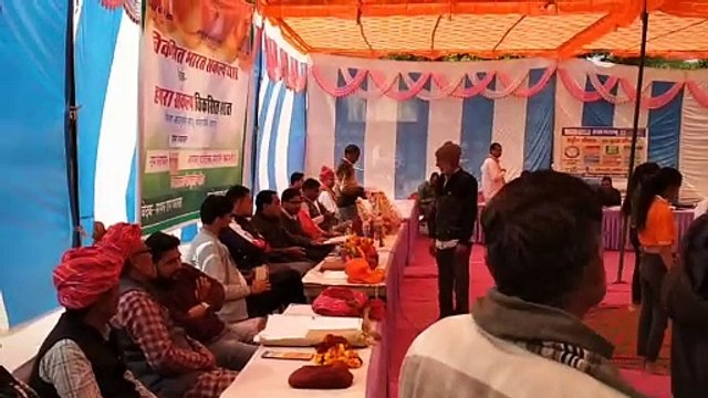 विकसित भारत संकल्प यात्रा शिविर में पहुंच रहे लोग