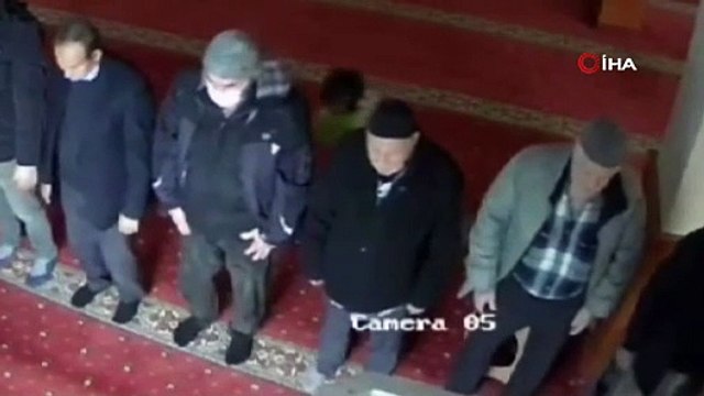 Maltepe'de küçük çocuk namaz kılan vatandaşın taburesini çekti