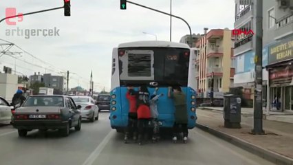 Otobüse tutunan patenli çocuklara tekmeli uyarı