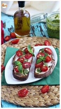 Tartines fromage frais, pesto et tomates cerises