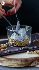 Verrines de pudding de chia au lait de coco, framboises et granola
