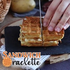 Sandwich de gaufres de pommes de terre à la raclette, le plat réconfortant par excellence