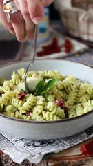 Kalte pasta mit zucchinipesto, büffelmozzarella und getrockneten tomaten