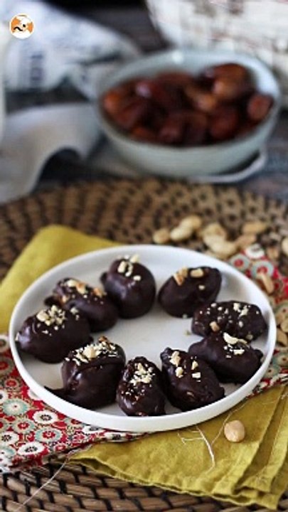 Selbstgemachte snickers: datteln, erdnüsse und schokolade – der gesunde snack ohne zuckerzusatz