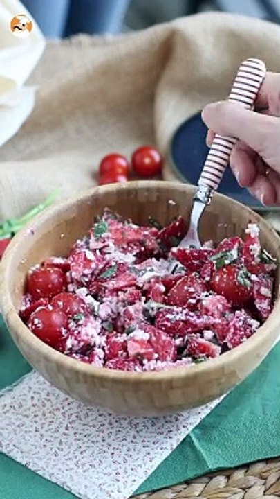 Basilikumsalat mit erdbeeren, tomaten und feta