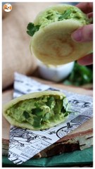 Venezolanische arepas mit hühnchen und avocado – reina pepiada