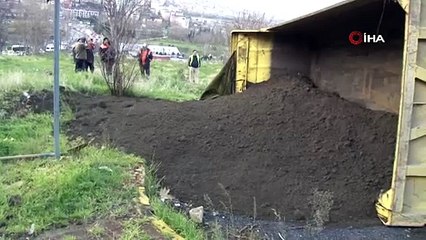 Kağıthane’de kum yüklü kamyon devrildi: 1 yaralı