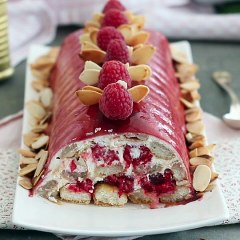 Tronco de tiramisú y frambuesa