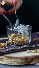 Pudin de chía con leche de coco, frambuesas y granola