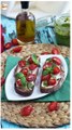 Bruschetta com queijo, pesto e tomate cereja