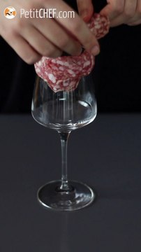 Como criar uma tábua de embutidos decorada em forma de rosa?
