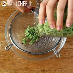 Medaglioni vegetariani di zucchine e feta: facili, leggeri e pieni di gusto