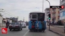 Antalya'da otobüse tutunan patenli çocukları tekmeyle uyardı