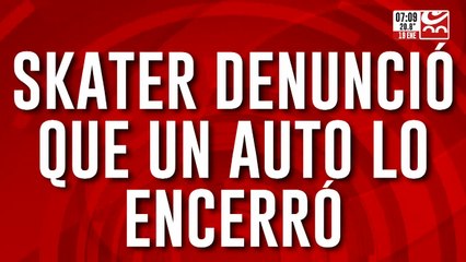 Skater persiguió a un auto que lo había encerrado e intentó golpear a la conductora