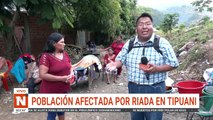 Pobladores en la calle tras inundaciones en Tipuani